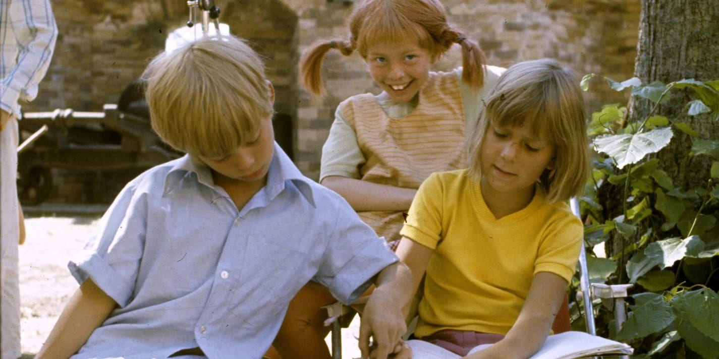 Barnskådespelarna Pär Sundberg, Inger Nilsson och Maria Persson i rollerna som Tommy, Pippi Långstrump och Annika under filminspelningen av "Pippi på de sju haven" i Vaxholms fästning utanför Stockholm i augusti 1969. Arkivbild.
