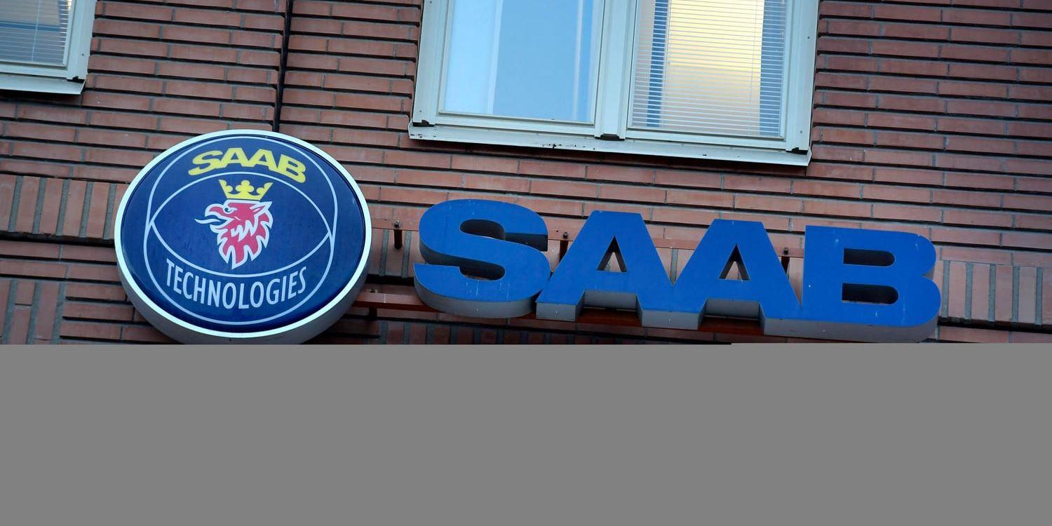 Försvarsföretaget Saab ska skära i kostnaderna.