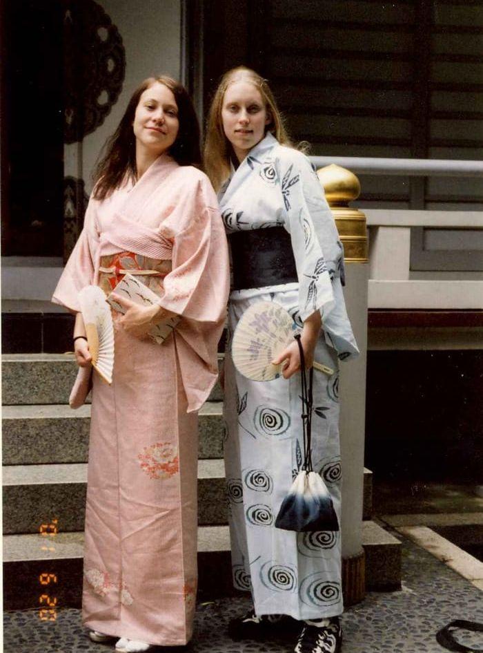 Japansk stil. Mariette (till vänster) och Jenny i Japan sommaren 2001. Bild: Privat