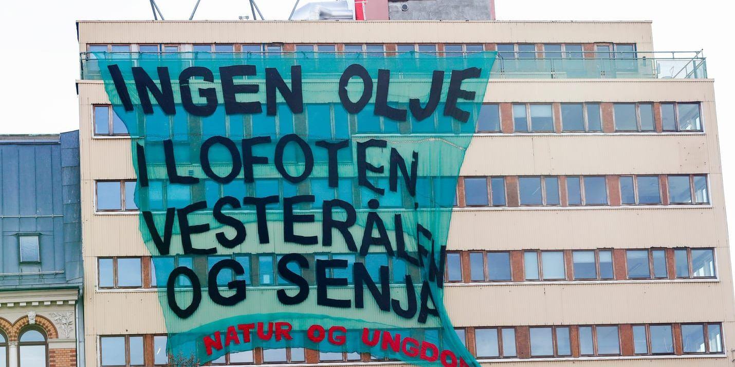 Klimatfråga. Både Høyre och Arbeiderpartiet tappar i opinionen till Miljøpartiet och Senterpartiet genom motståndet mot oljeborrning vid Lofoten.