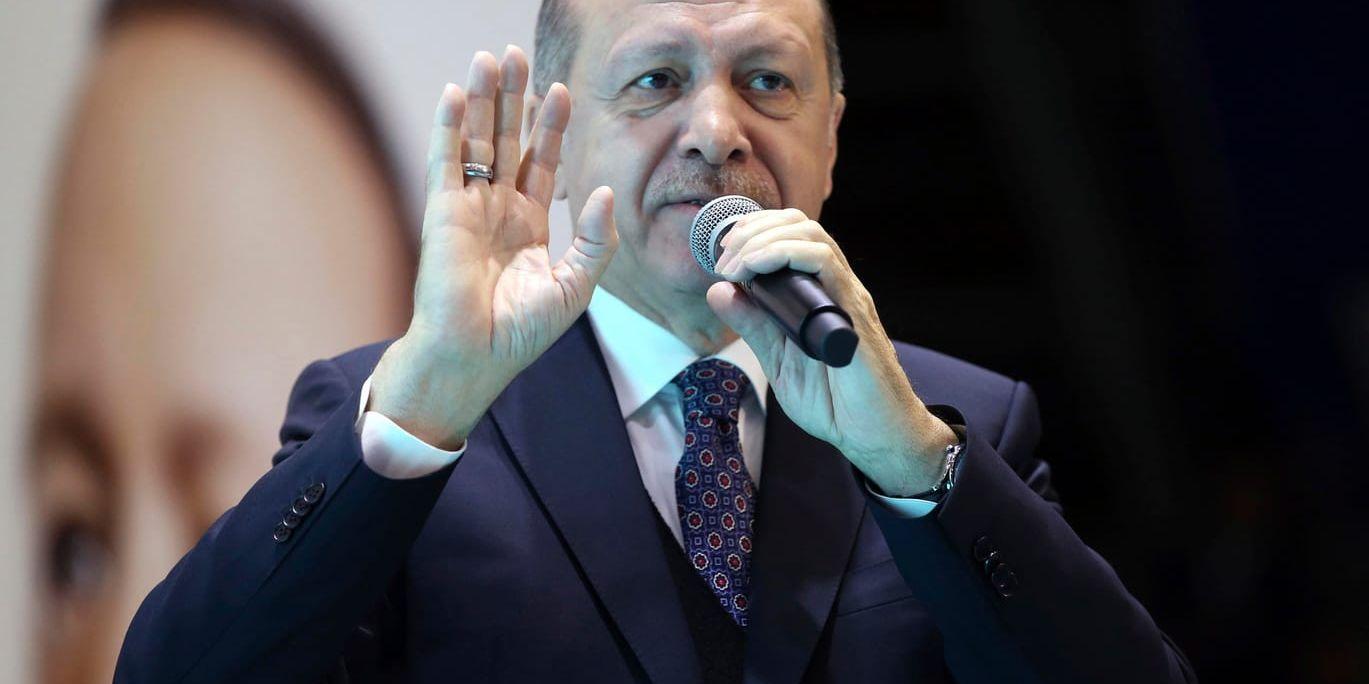 Turkiets president Recep Tayyip Erdogan lutar sig mot nationalistpartiet MHP. Arkivbild.