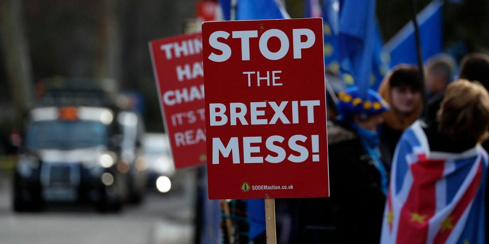 Plakat utanför parlamentet i London i fredags.