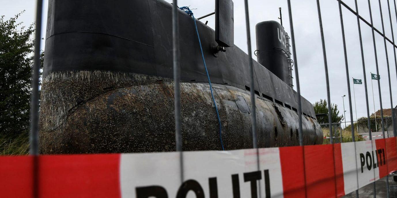 Ubåten UC3 Nautilus omgiven av polisens avspärrningsband och staket på en industritomt i Nordhavn i Köpenhamn. Arkivbild.