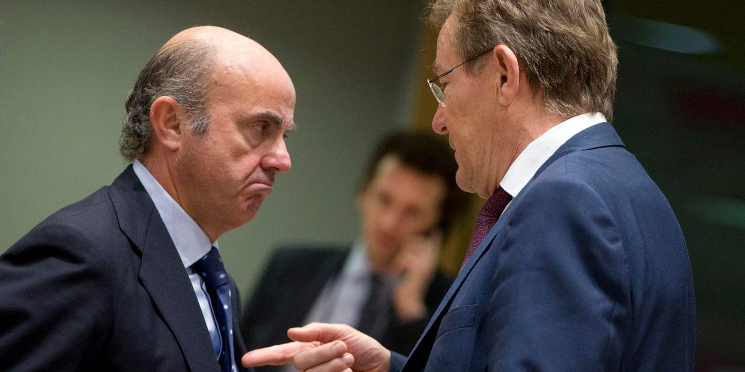 Spaniens finansminister Luis de Guindos i samtal med den belgiska kollegan Johan Van Overtveldt. Arkivbild.