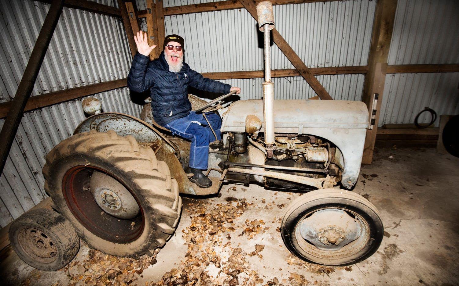 Harpo Svensson älskar sin gamla Grålle - en Massey-Ferguson från 1952. Traktorn är för övrigt två år yngre än popidolen. Bild: Roger Larsson