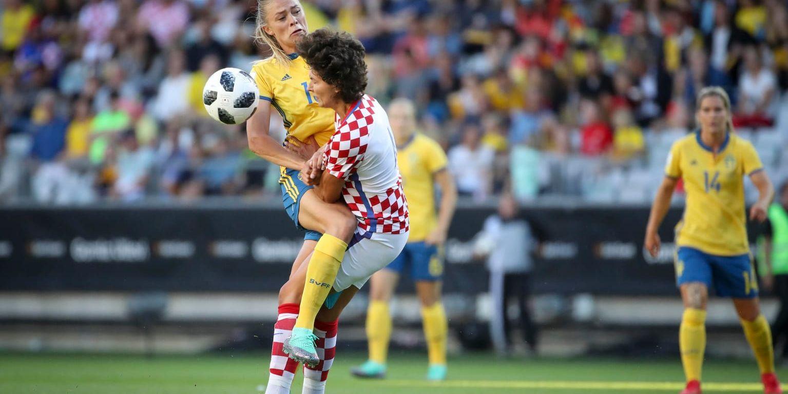 Sveriges Fridolina Rolfö (t v) krockar med Kroatiens Leonarda Balog under torsdagens VM-kvalmatch mellan Sverige och Kroatien på Gamla Ullevi.