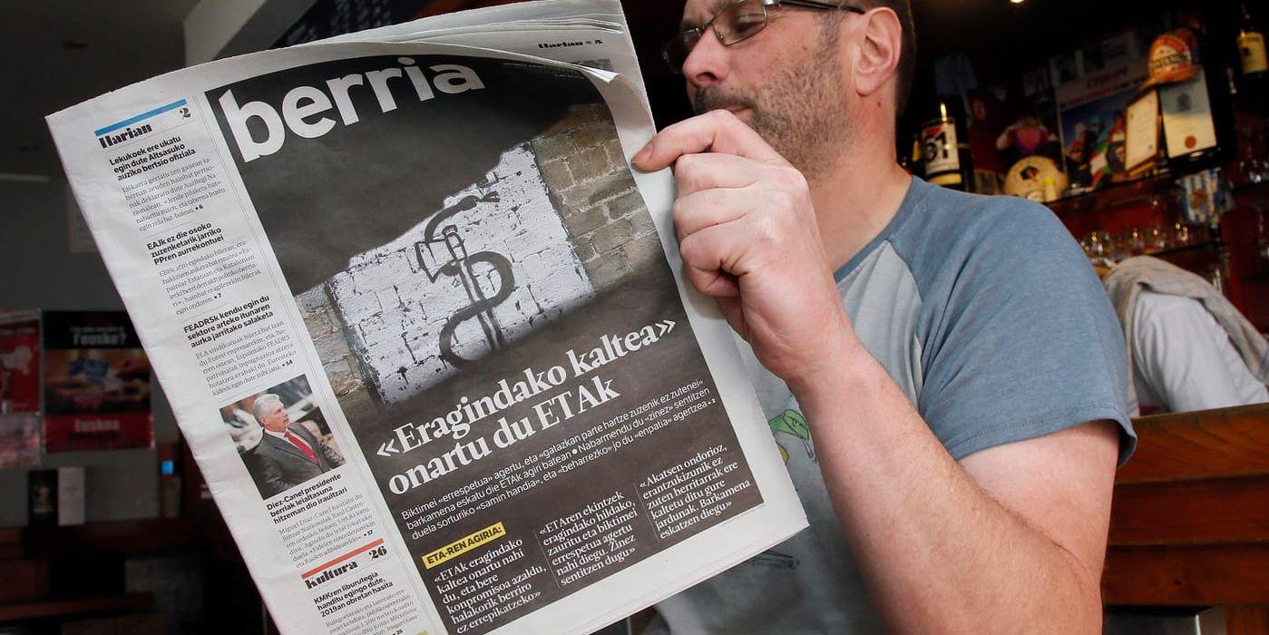 En man läser en baskisk tidning, med nyheten om att ETA ber om ursäkt och meddelar att separatistgruppen ska upphöra med sina våldsdåd. Arkivbild.