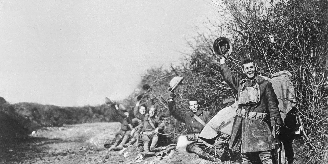 Jublande soldater på vapenstilleståndsdagen den 11 november 1918.