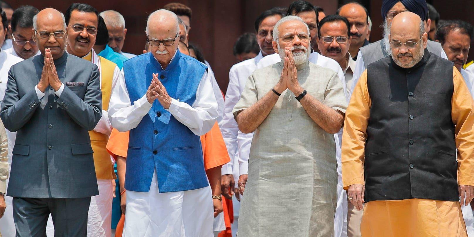 Ram Nath Kovind, längst till vänster, under ceremonin då han nominerades till ny president i Indien. Kovind, som är kastlös, väntas vinna omröstningen med stor majoritet. Arkivbild.