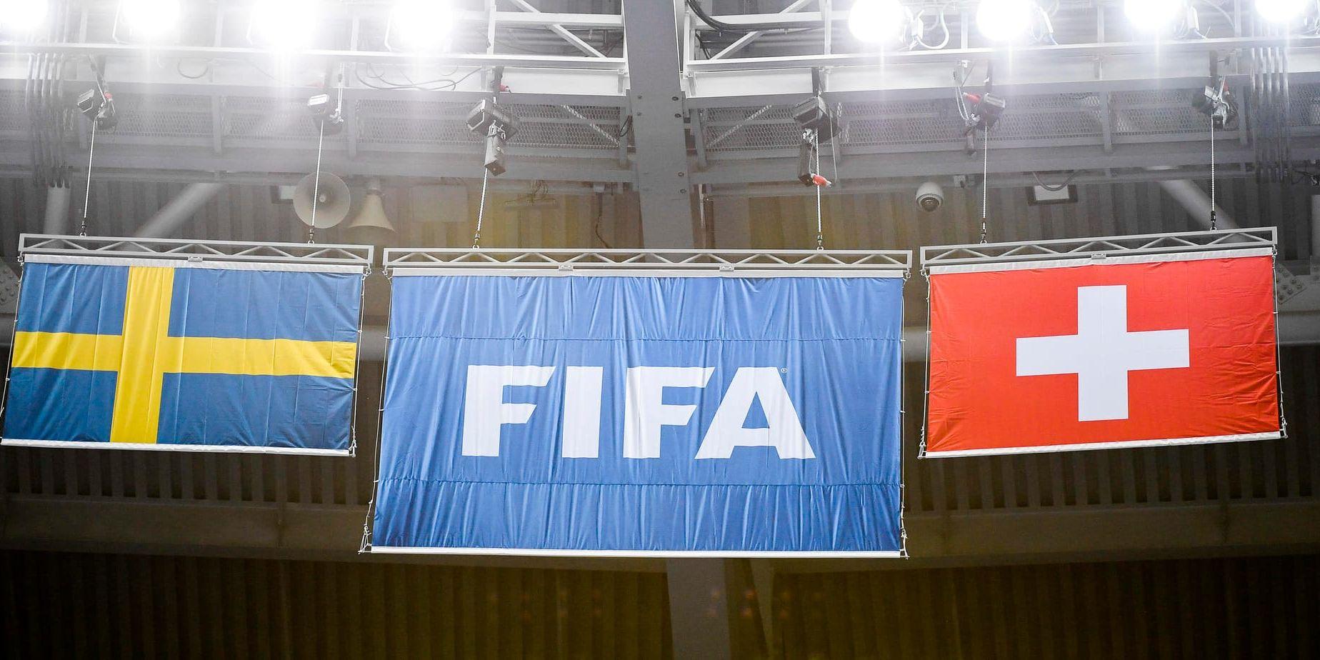 En fotbollstokig 13-åring rymde från sitt seglarläger för att kunna se Sveriges VM-match mot Schweiz.