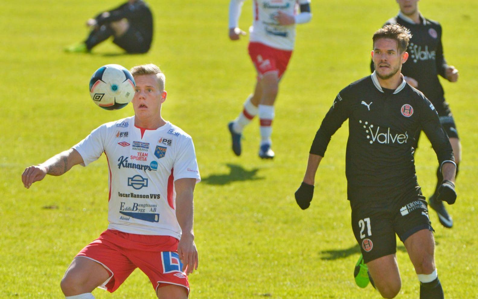 Målskytt. Emil Håkansson (till vänster), ny för året från HBK:s U19-lag, gjorde Halmias första mål. Bild: Jari Välitalo