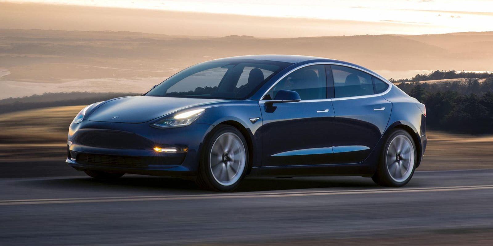 Tillverkningen av Teslas mindre dyra bil, Model 3, har kinkat.