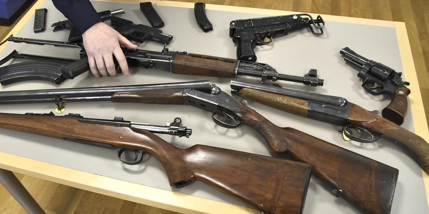 En forensiker vid Nationellt forensiskt center visar upp beslagtagna vapen i samband med polisen pressträff om vapenamnesti. Arkivbild.
