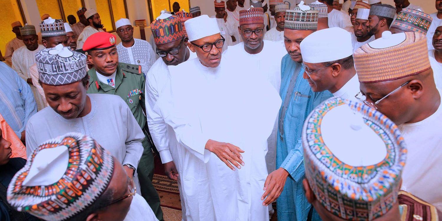 Buhari hälsar på regeringstjänstemän efter fredagsbönen i presidentpalatset i Abuja den 5 maj i år. Två dagar senare återvände han till London för att få vård för en okänd sjukdom. Arkivbild.