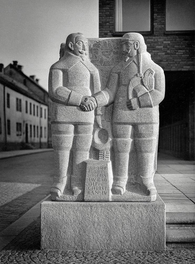 Sedan 1953 står Edvin Öhrströms konstverk ”Kungastenen” framför Rådhuset och minner om kungamötet. Gustav II Adolf står till vänster, och Christian IV (till höger) känns igen på sin långa hårfläta.