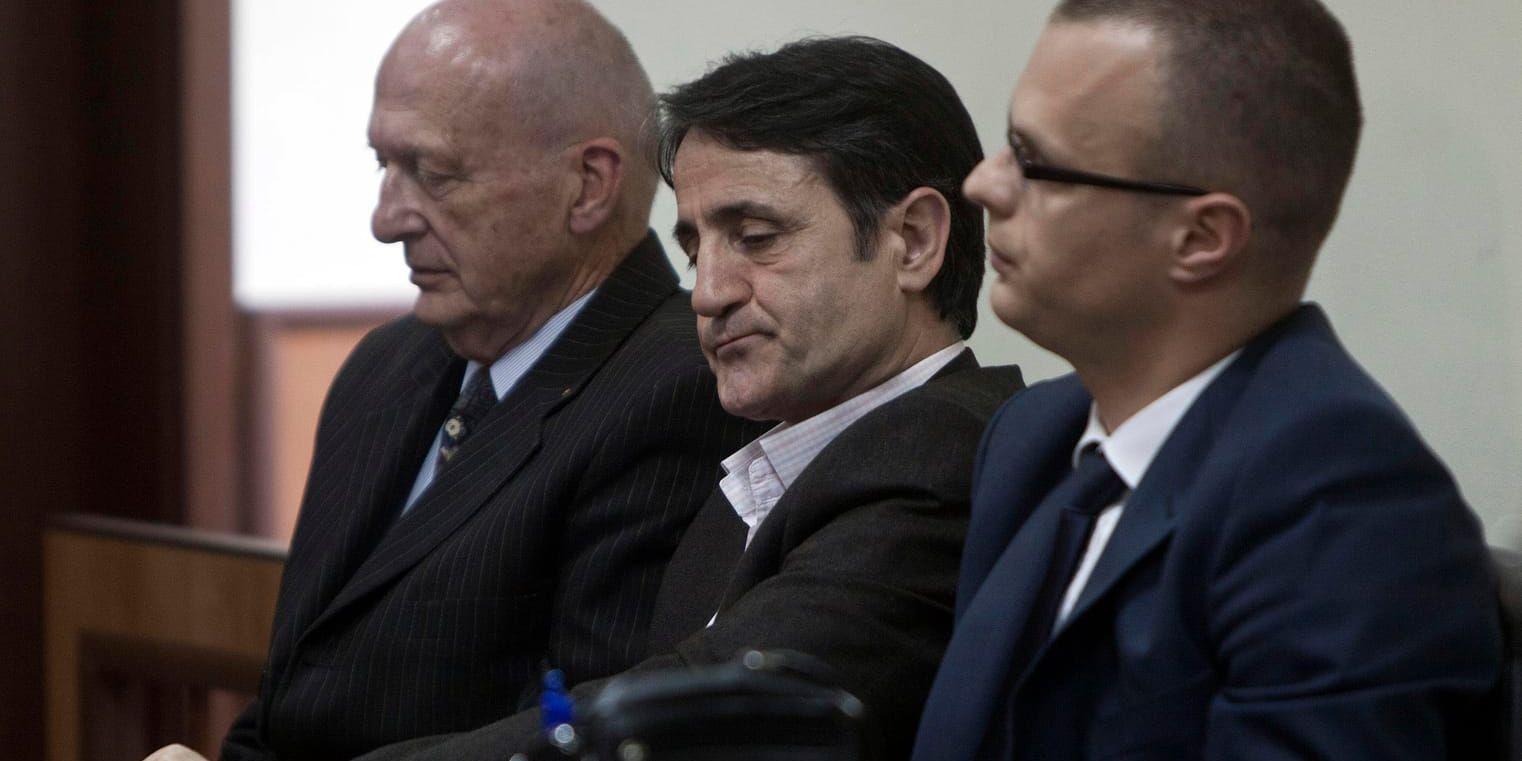 Urologen Lutfi Dervishi, i mitten, har dömts av en domstol i Kosovo till fängelse i drygt sju års fängelse för organhandel. Arkivbild