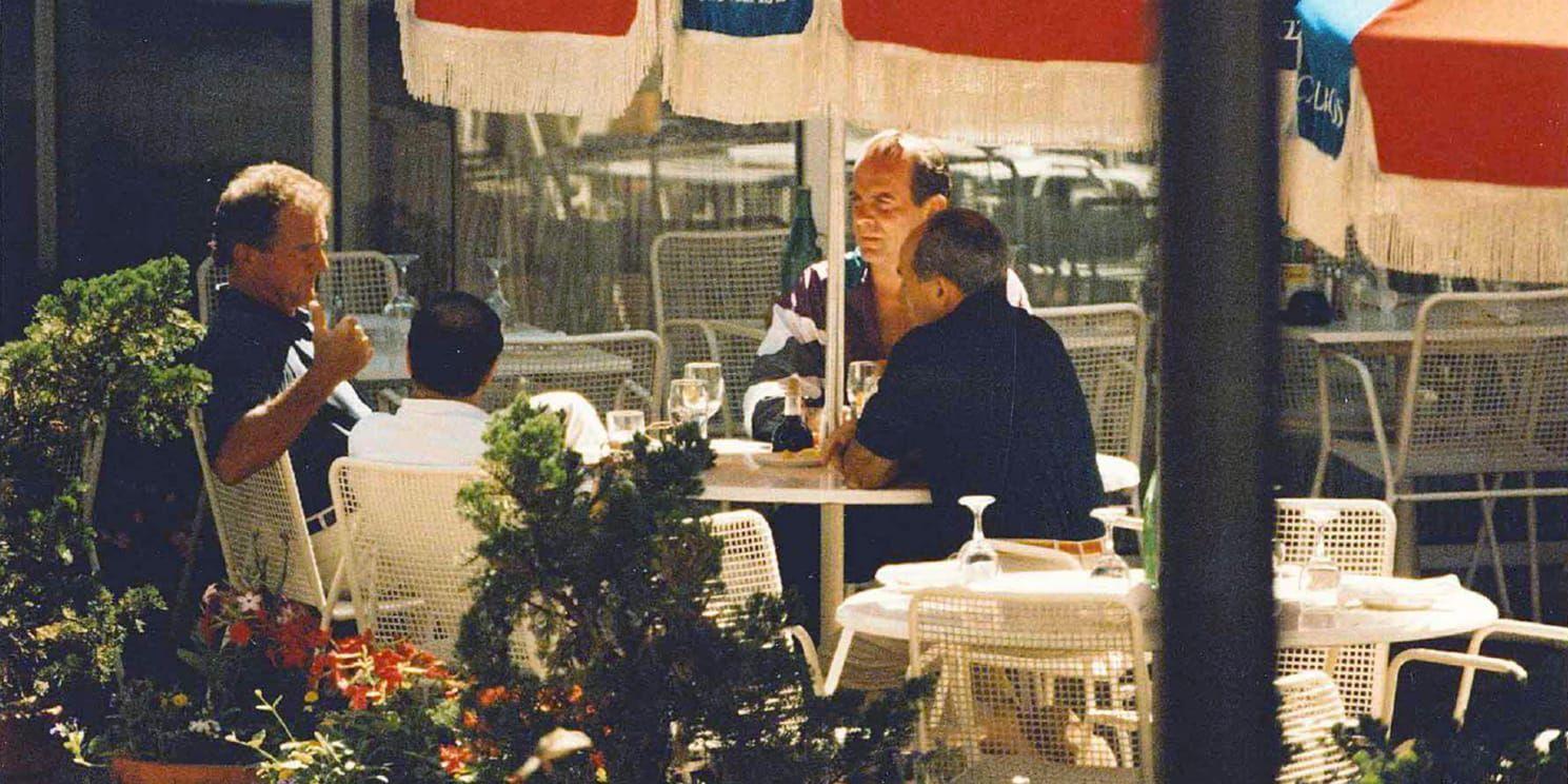 Francis Salemme, längst till vänster, på en polisövervakningsbild från 1993. Närmast Salemme sitter Stephen "The Rifleman" Flemmi, vars vittnesmål nu bidragit till att fälla maffiabossen.
