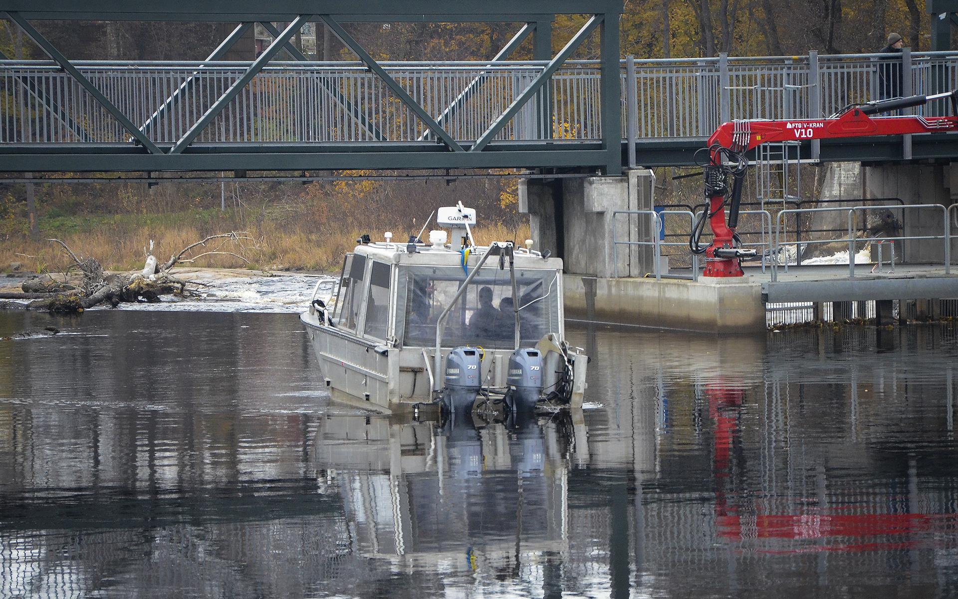 Under fredag förmiddag genomfördes sökning med sonar i Ätran med hjälp av marin personal i området ovan och nedanför gamla E6-bron.