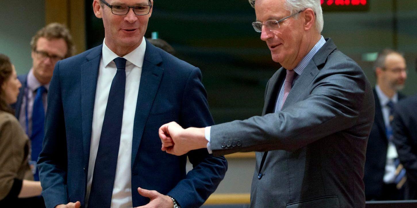 Klockan tickar. EU:s chefsförhandlare Michel Barnier kollar tiden vid ett möte i Bryssel med Irlands utrikesminister Simon Coveney. Bilden är från november.