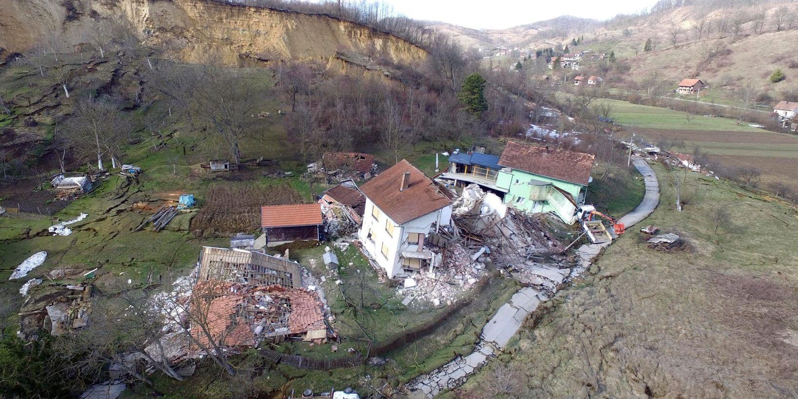 Flygfoto över byn Kostajnica i centrala Kroatien där ett jordskred förstörde flera byggnader tidigare i veckan.