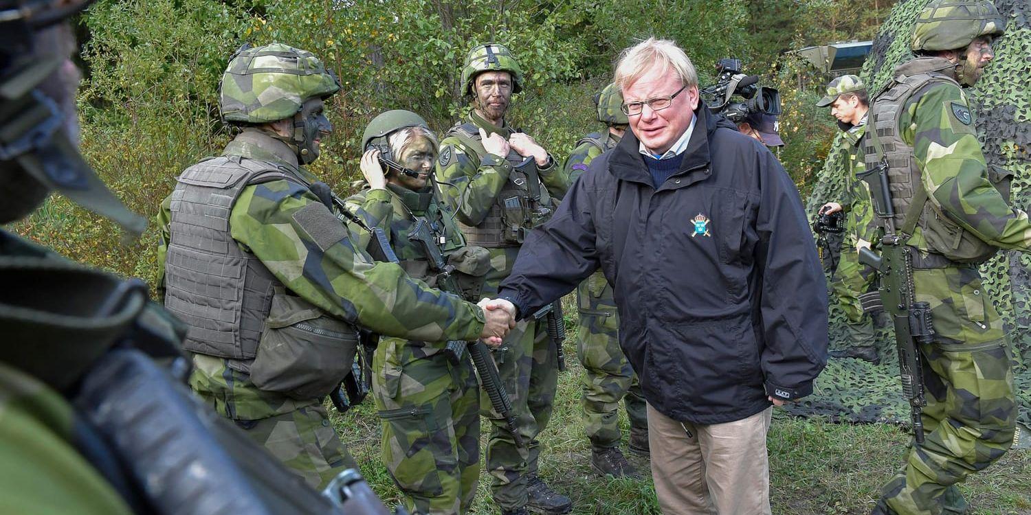 Försvarsminister Peter Hultqvist vid ett besök på Aurora 17. Arkivbild.