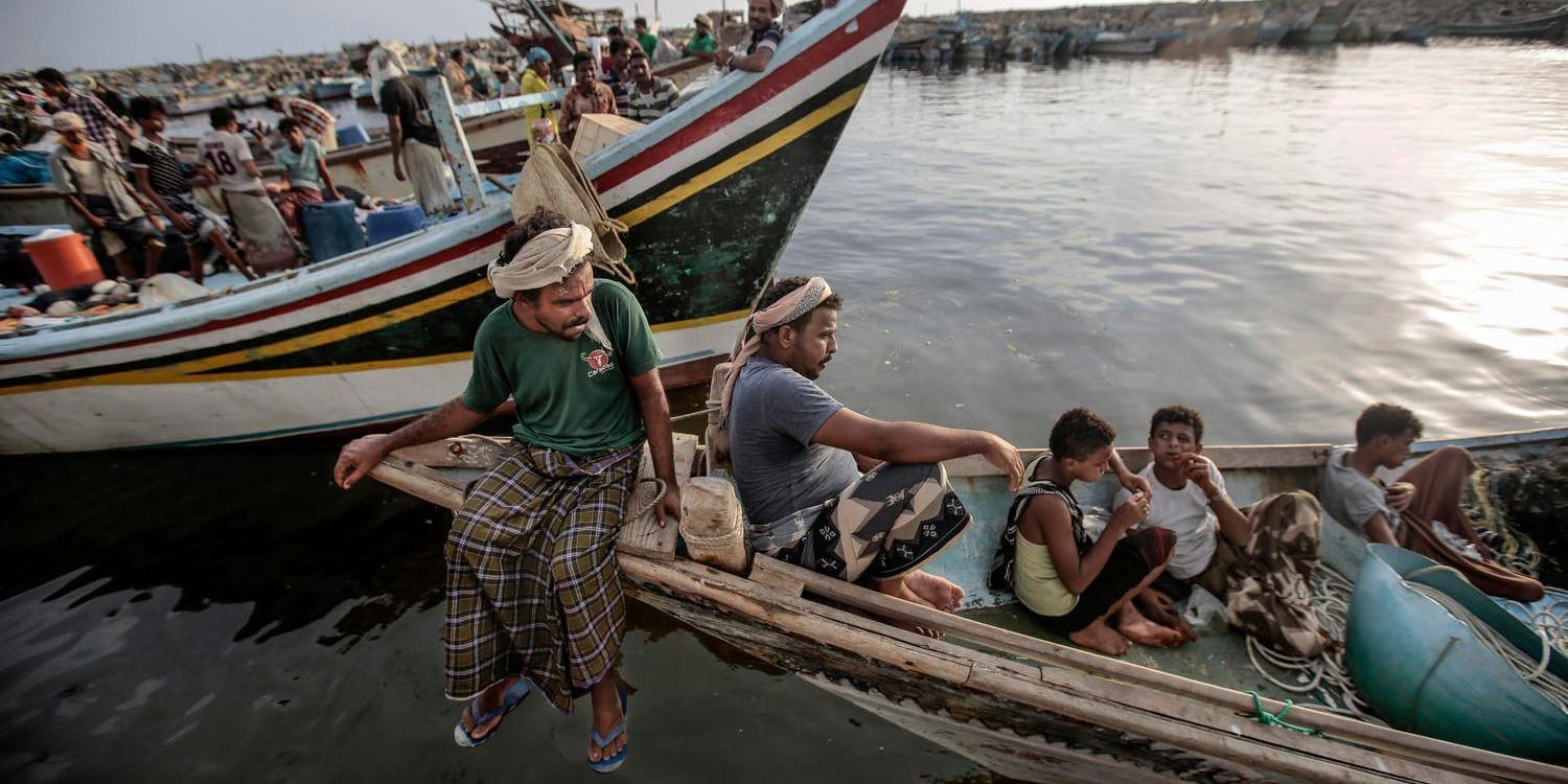 Fiskare tar en stunds rast i hamnstaden al-Hudaydah i Jemen.