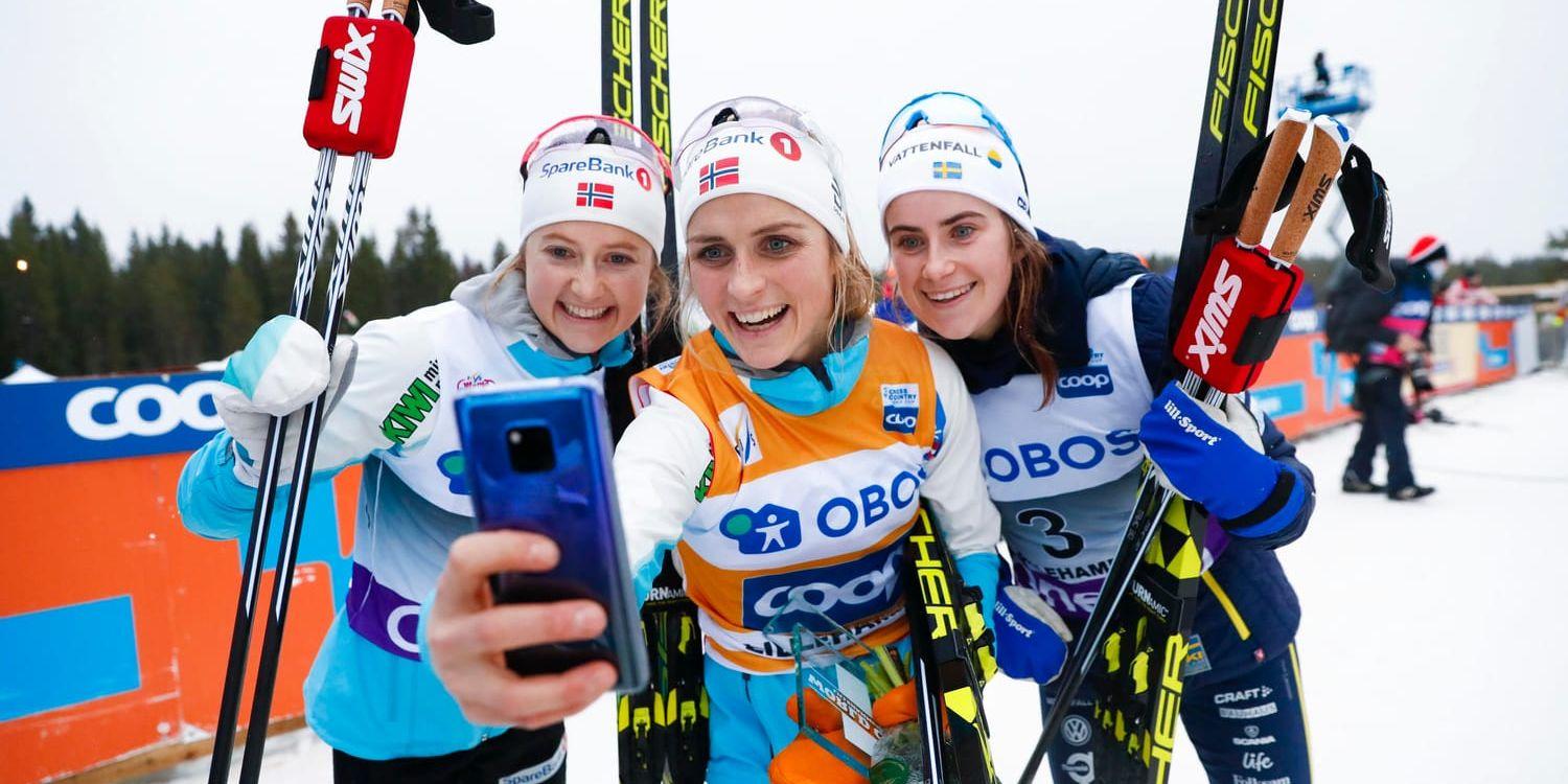 Therese Johaug tar en selfie tillsammans med trean Ingvild Flugstad Østberg och tvåan Ebba Andersson.