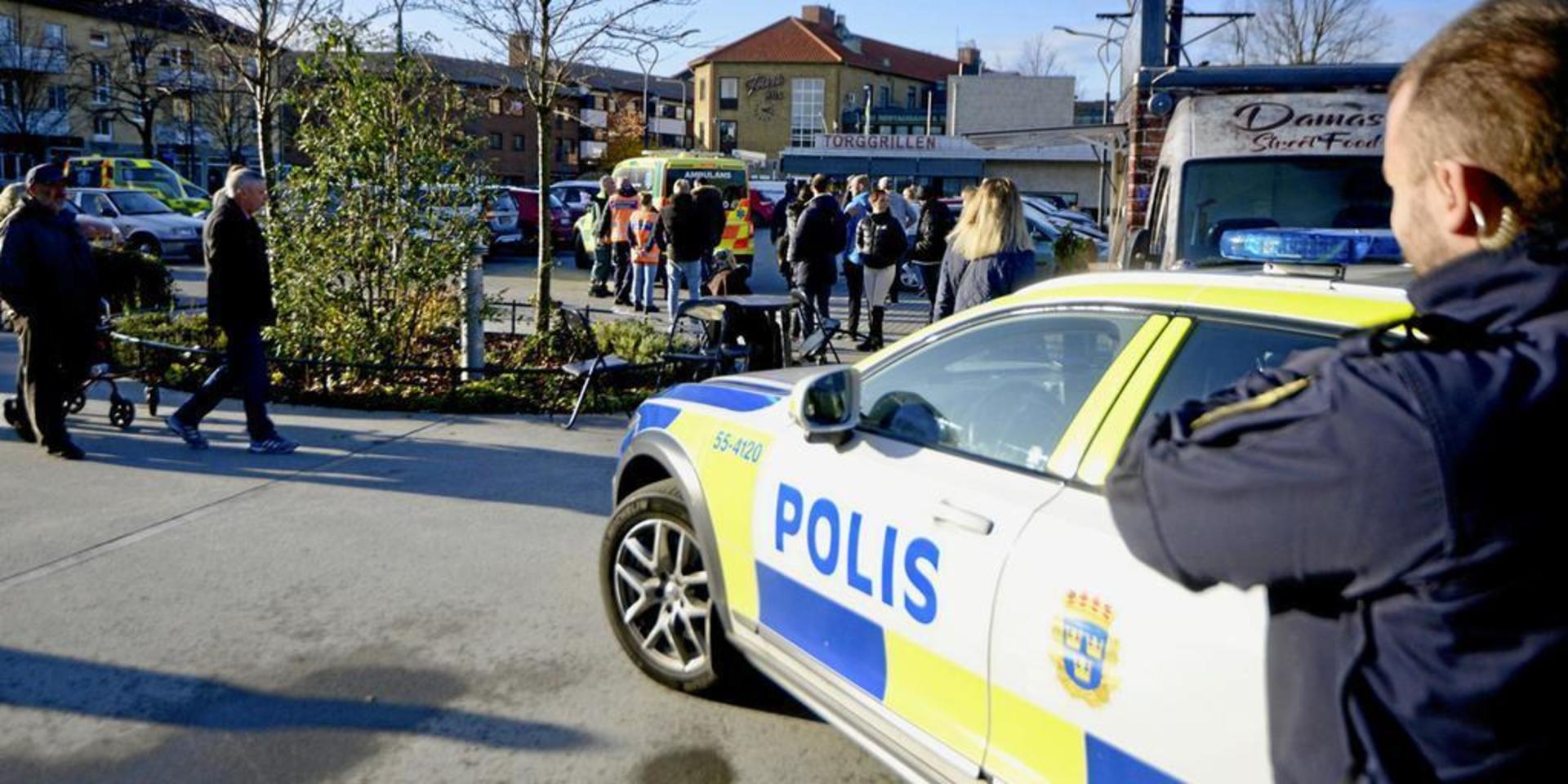 19-åringen hade en hektisk fredag. Han omhäktades för mordförsöket i Knäred, men deltog också vid en rättegång om ett knivbråk i Falkenberg. Flera yngre män drabbade samman på Stortorget i oktober förra året.