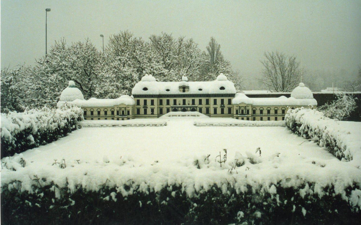 Drottningholms slott i vinterskrud.