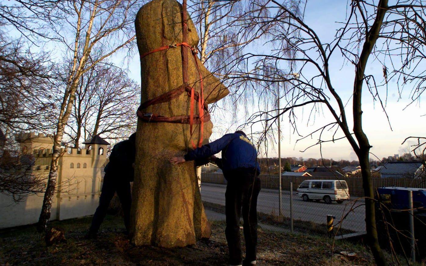 Bjässe lyfts på plats. Micke Andersson och Micke Eliasson fixerar en Moai-staty från Påskön (egentligen från Bertils konststen…)