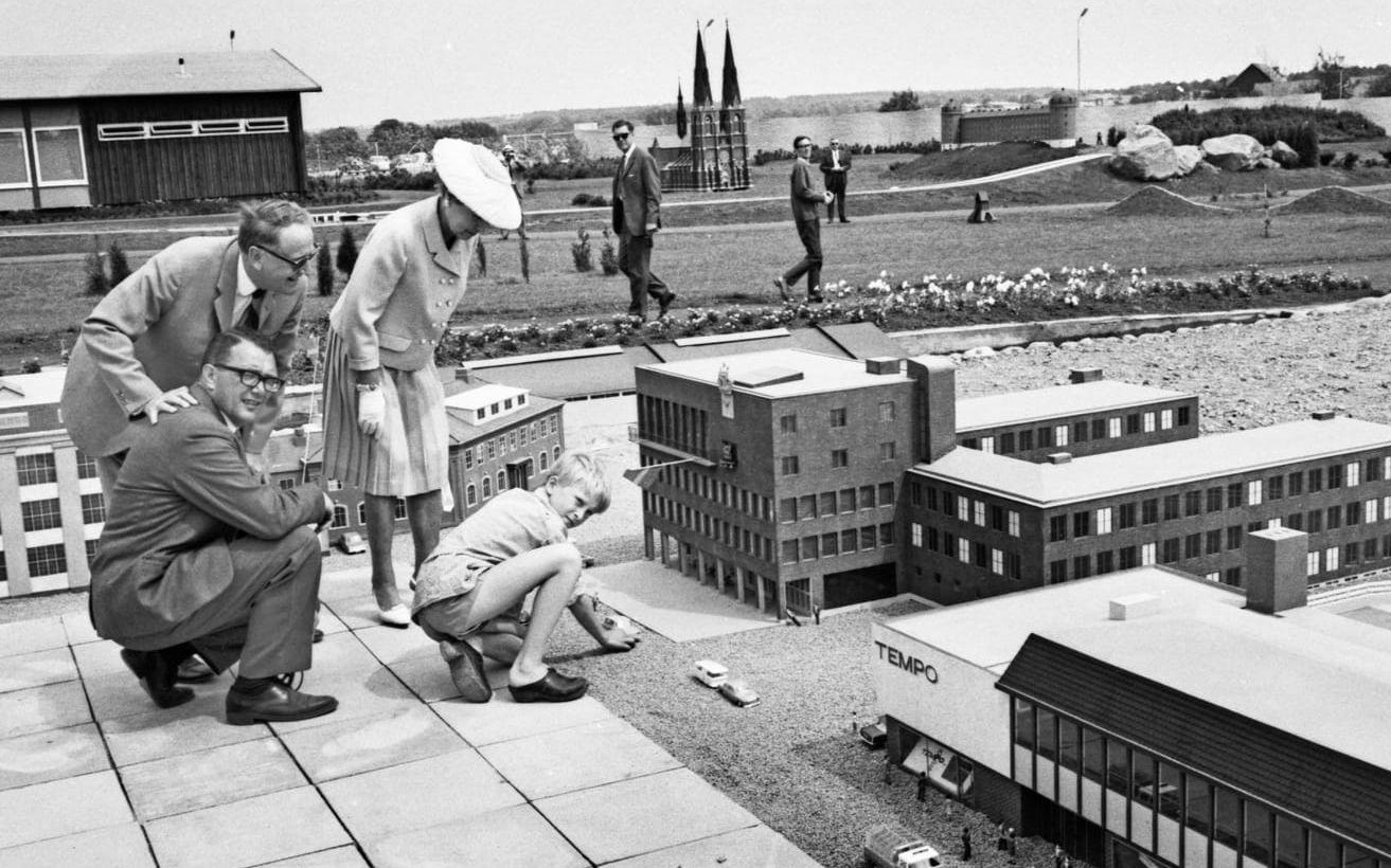 Johannes Rademaekers flankerad av landshövdingeparet Lindell framför Halmstad rådhus bredvid Tempo vid invigningen den 18 juni 1966.