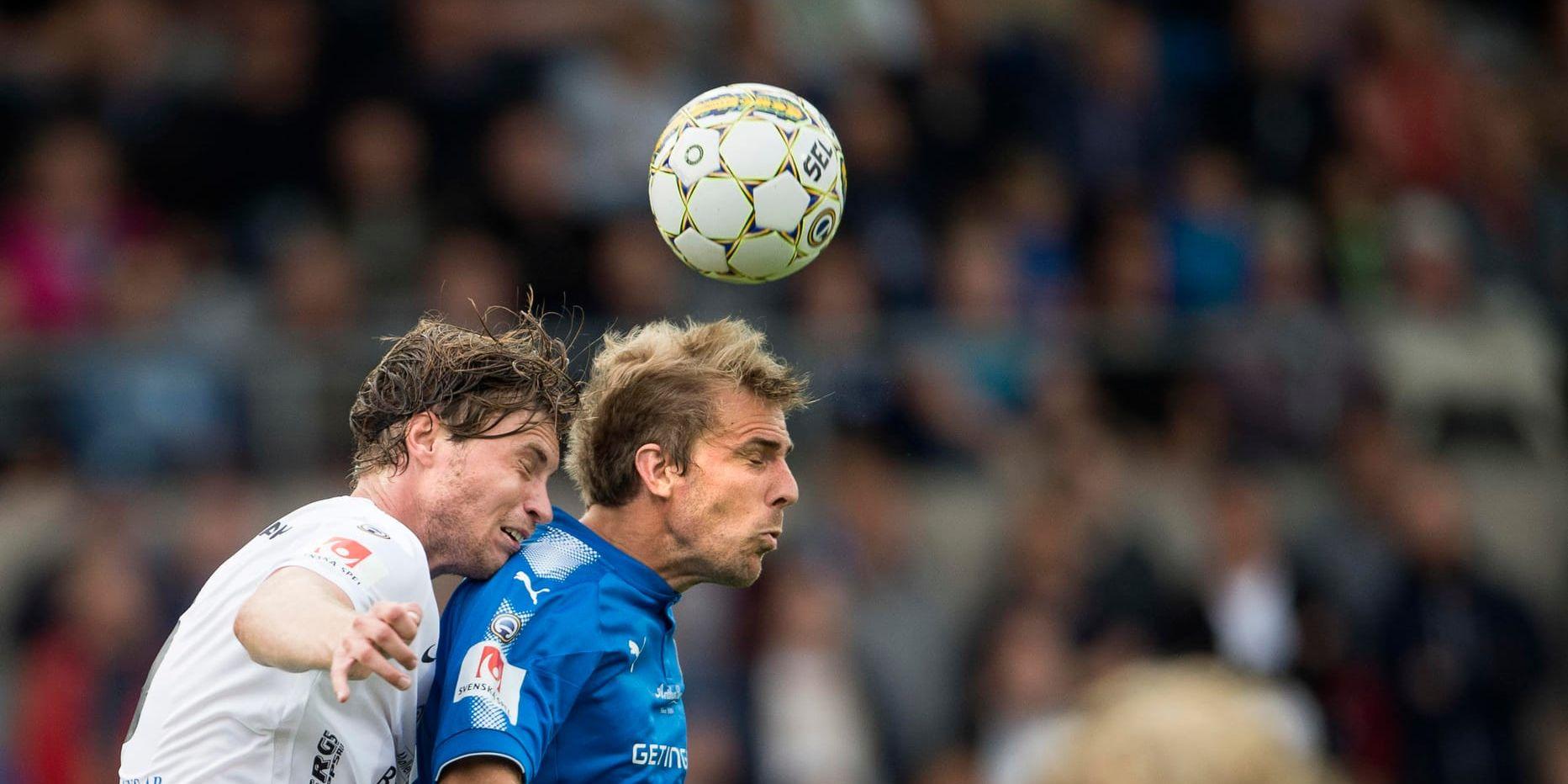 Johan Oremo (i blått) gjorde mål mot gamla klubben. Arkivbild.