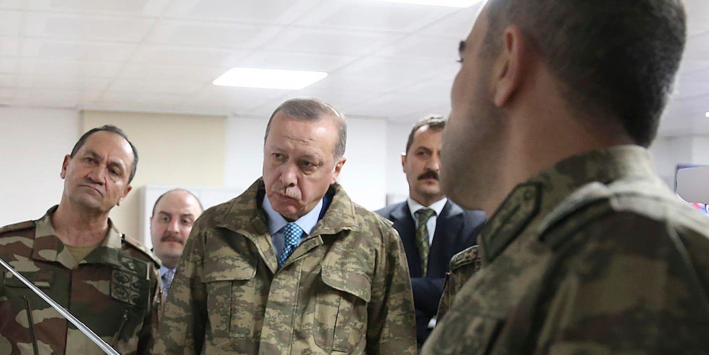 Turkiets president Recep Tayyip Erdogan (i mitten) informeras om den turkiska offensiven mot Afrin i Syrien.