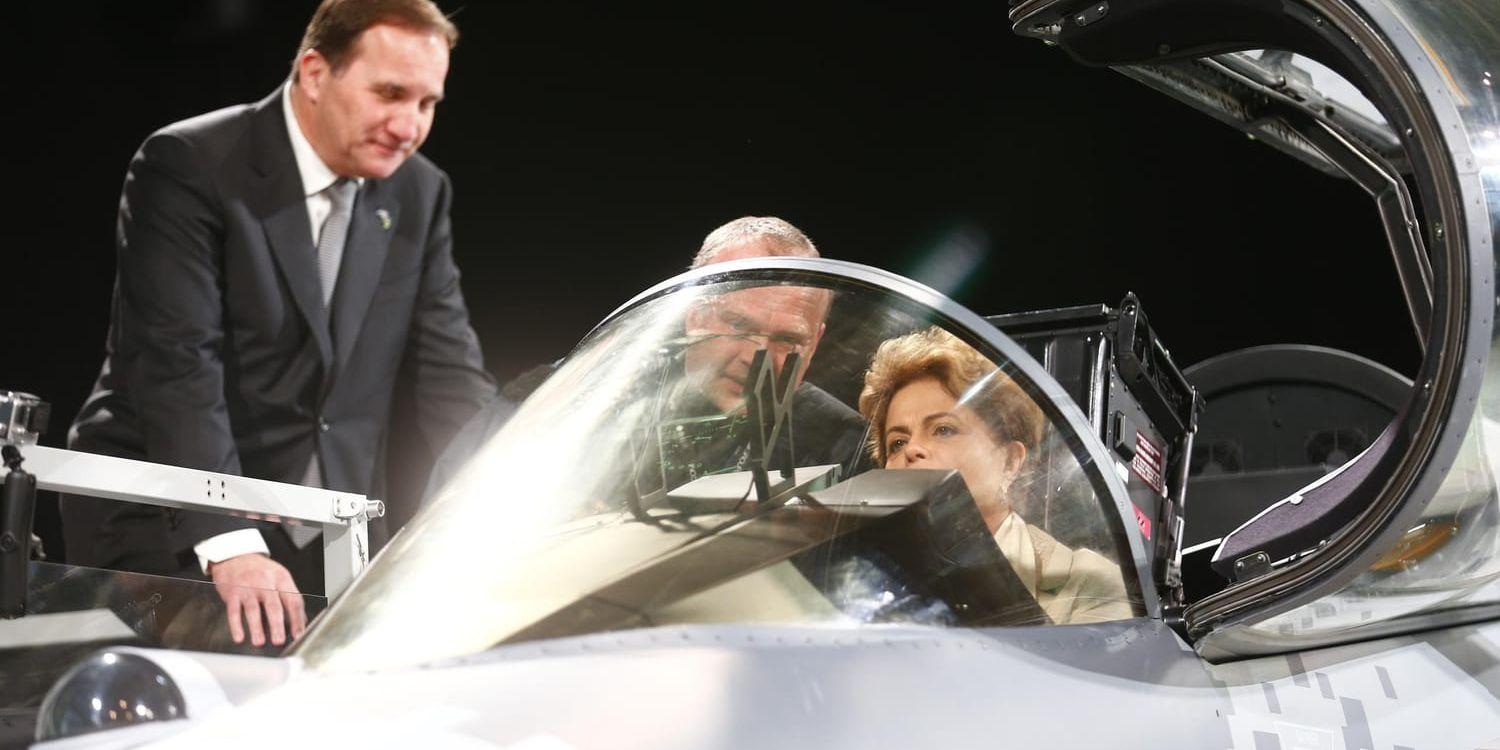 Statsminister Stefan Löfven (S) och Brasiliens dåvarande president Dilma Rousseff tittar på ett Gripenplan under ett besök på Saab i Linköping i oktober 2015. Arkivbild.