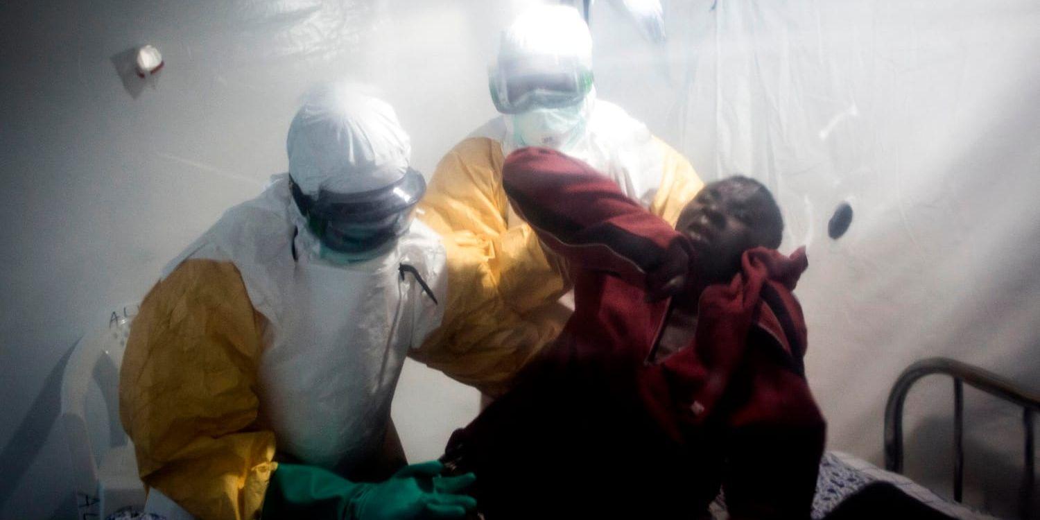 En ebolapatient placeras i en nyligen utvecklad särskild typ av isolerad intensivvårdskammare, Cube, i regionen Beni i Kongo-Kinshasa.