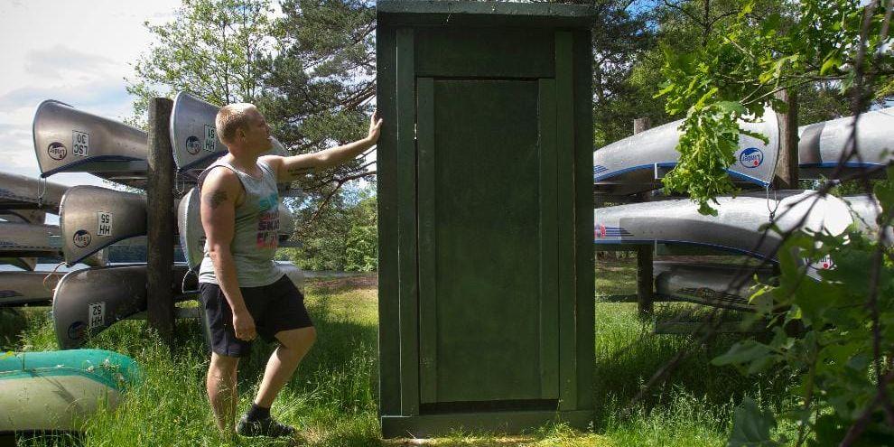 Flytedass. De nya toaletterna har byggts av cellplast. ”De flyter. Det gör det lättare att flytta ut dem till öarna”, säger Nisse Åkesson.
