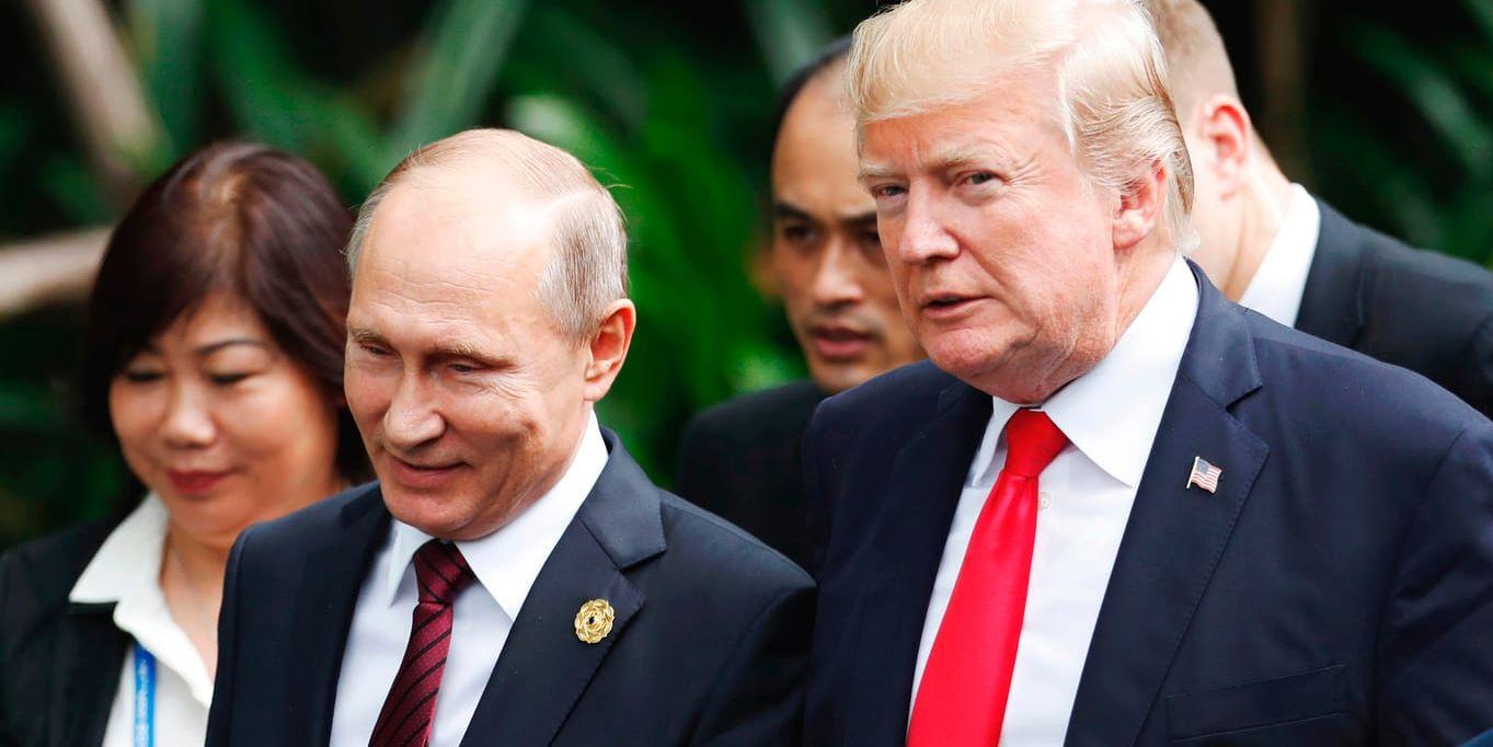 USA:s president Donald Trump och Rysslands president Vladimir Putin i samspråk som hastigast vid Apec-mötet i Vietnam i november i fjol. Arkivbild.