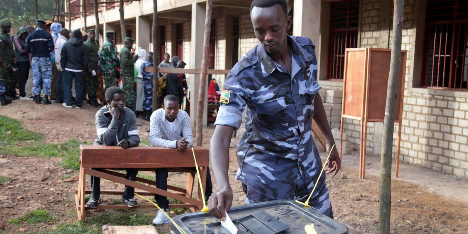 En burundisk polis röstar i Buye i norra Burundi.