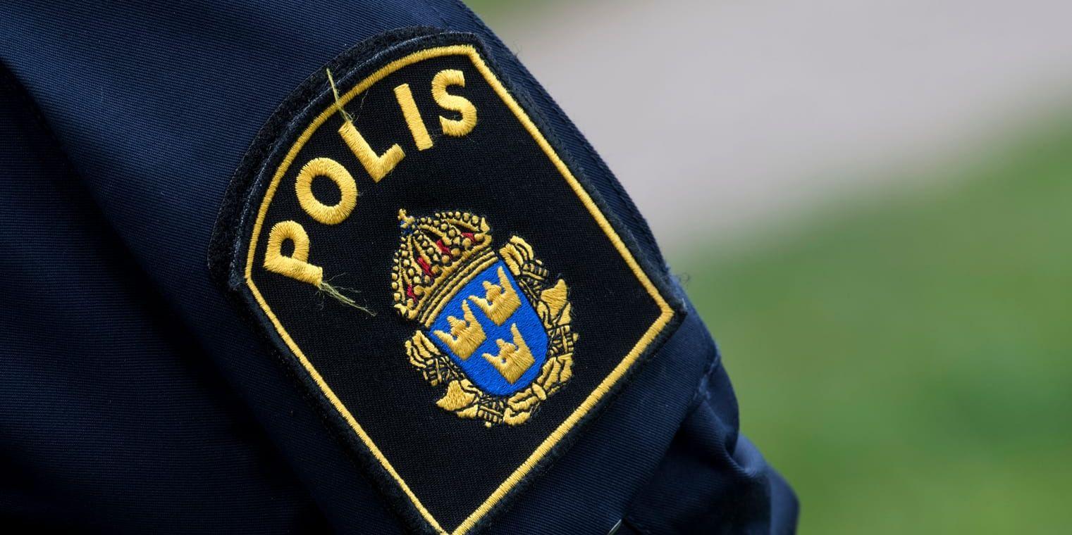 Polisen spanar efter två unga kvinnor som uppges att tvingat sig in hos äldre kvinnor i Harplinge och på Bäckagård och stulit smycken och ett bankkort.
