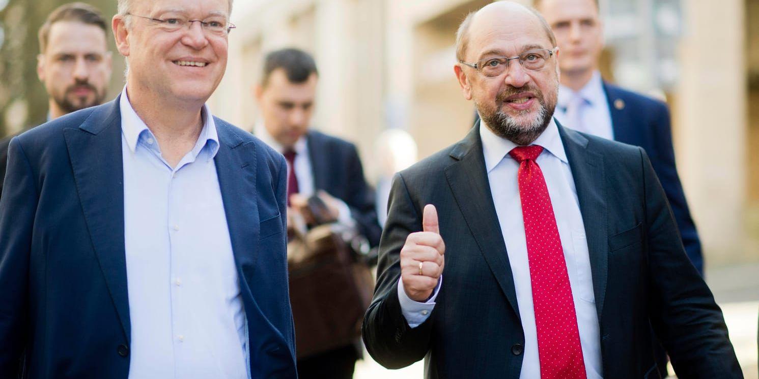 Niedersachsens socialdemokratiske ledare Stephan Weil (till vänster) på väg till ett kampanjmöte i Hildesheim i sällskap med partiledaren Martin Schulz (till höger).