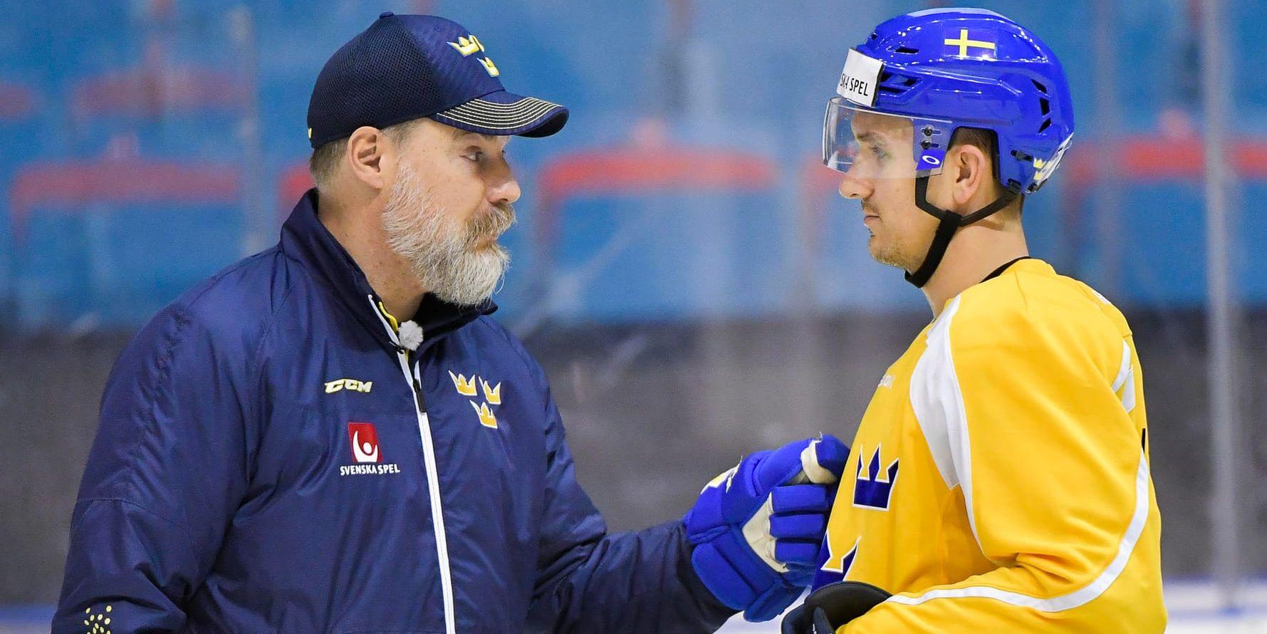 Mikael Backlund, här i samspråk med förbundskapten Rikard Grönborg, blir Tre Kronors lagkapten under Sweden Hockey Games.