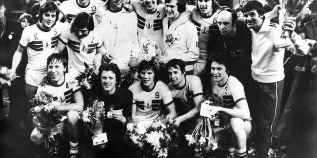 År värt att minnas. 1975 var ett märkesår i handbollsklubben Drotts historia. Då vann laget sitt första SM-guld, på hemmaplan                    i Sporthallen. 2011 fyller klubben 75 år, vilket uppmärksammas med en bok.
