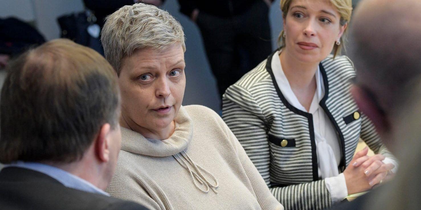 Cancerpatienten Paula Löfgren i samtal med statsminister Stefan Löfven (S) och socialminister Annika Strandhäll (S).