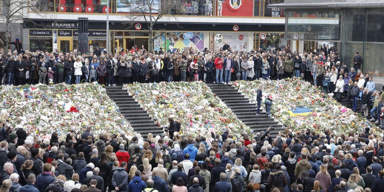 Minnesstund. En tyst minut på Sergels torg i Stockholm för att hedrade de drabbade i dådet på Drottninggatan.