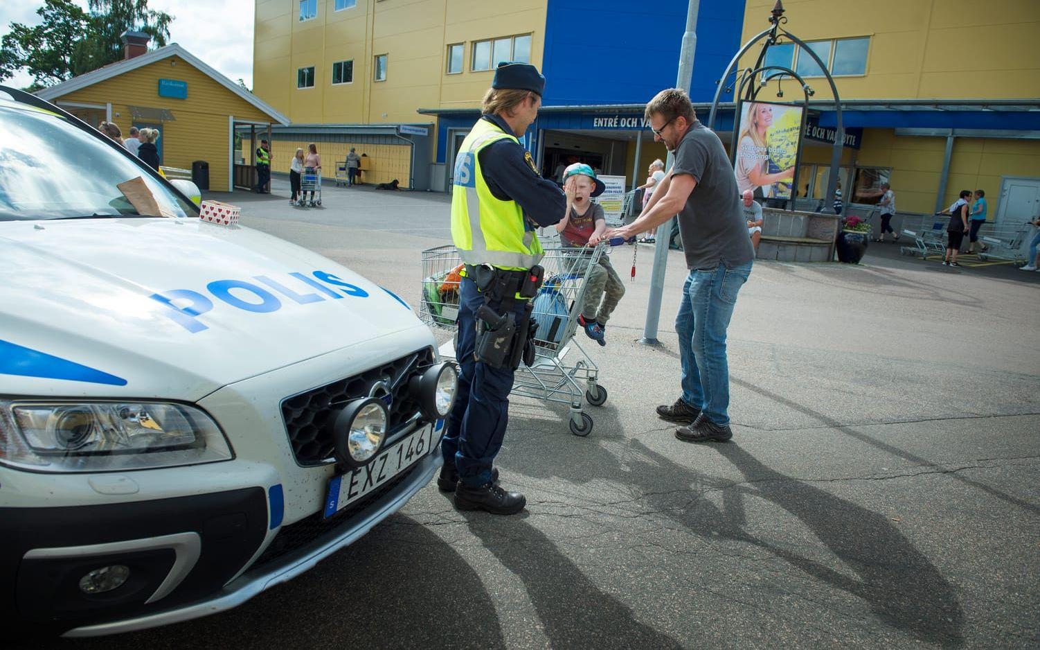 Skapa trygghet. Poliser på plats svarade på frågor från oroliga kunder. Bild: Jonatan Bylars