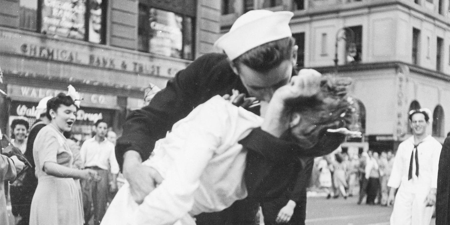 "Kissing sailor" eller den kyssande sjömannen från den kända bilden i Life Magazine. Victor Jorgensens bild är inte upphovsrättsskyddad och visar paret från en annan vinkel än på det kända fotografiet från Life. Arkivbild.
