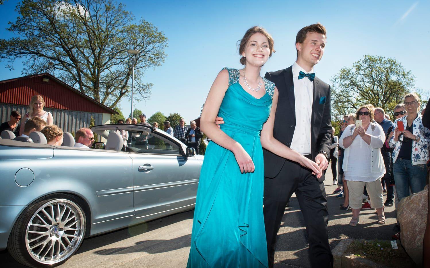 Kromen blänkte. Många olika fordon tog eleverna till balen. Julia Eriksson och Josef Nilsson kom i en matchande cab.