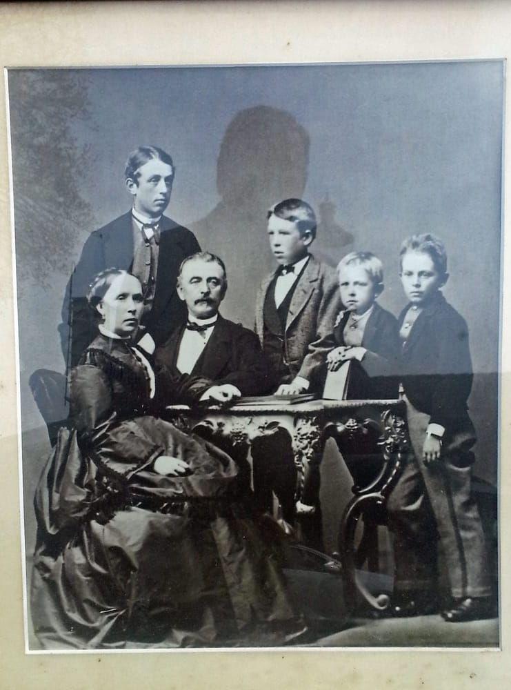 Josef August Lagergren samlad med familjen, fru Eva Beata samt sönerna Anton Birger, Josef Emil, Lars Gustaf och Carl Axel.
