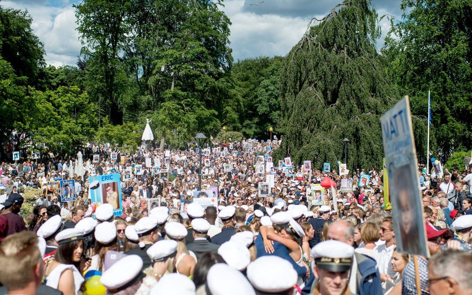 Efter kortegen marscherar alla studenter från Slottsparken, via Storgatan, till Norre Katts park. Bild: HP Arkiv