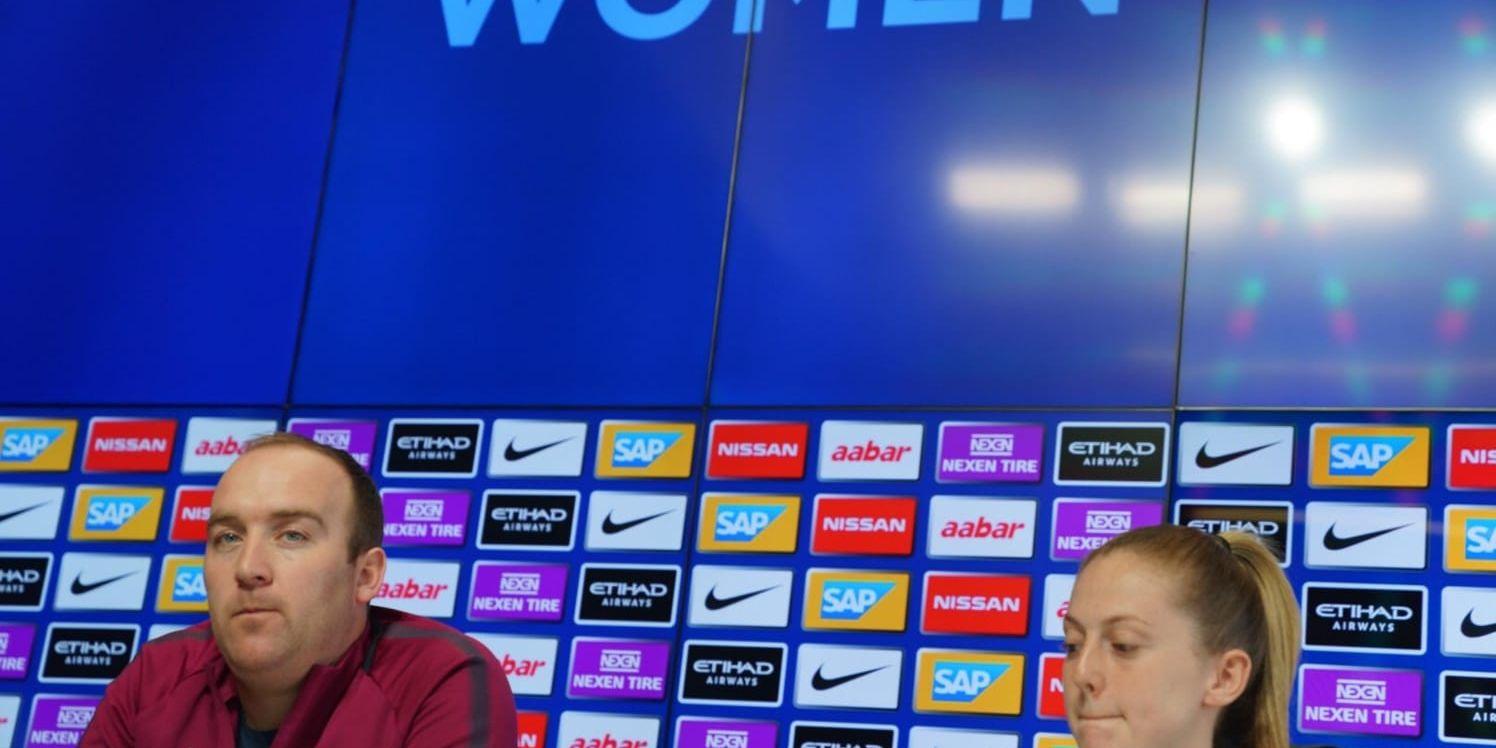 Manchester Citys tränare Nick Cushing och mittfältaren Keira Walsh på tisdagens presskonferens på Academy Stadium i Manchester inför den första matchen av två i Champions League-kvartsfinalen i fotboll mellan Manchester City och Linköping.